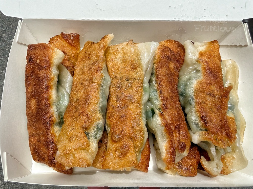 苗栗苑裡美食｜苑裡煎餃：藏在市場邊的高人氣小吃店，煎餃現包現煎，內餡飽滿，金黃脆底 @果果愛Fruitlove