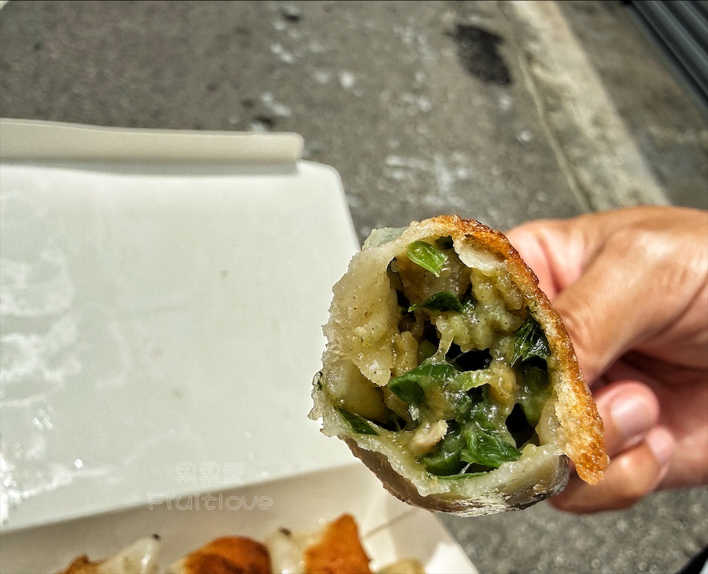 苗栗苑裡美食｜苑裡煎餃：藏在市場邊的高人氣小吃店，煎餃現包現煎，內餡飽滿，金黃脆底