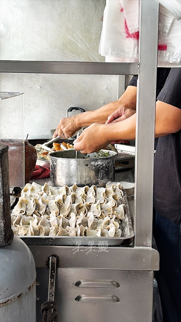 苗栗苑裡美食｜苑裡煎餃：藏在市場邊的高人氣小吃店，煎餃現包現煎，內餡飽滿，金黃脆底 @果果愛Fruitlove