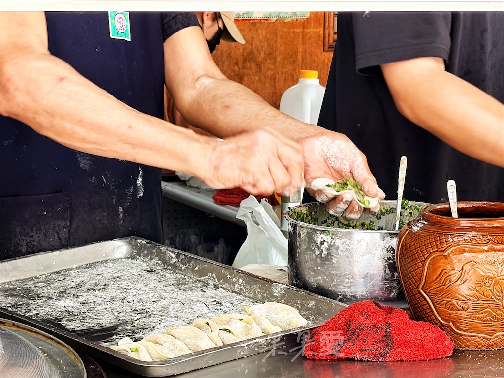 苗栗苑裡美食｜苑裡煎餃：藏在市場邊的高人氣小吃店，煎餃現包現煎，內餡飽滿，金黃脆底