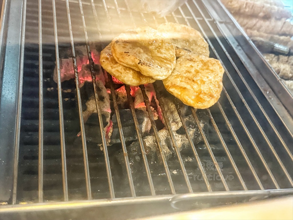 台中沙鹿｜五百碳烤雞排：鐵皮屋裡的傳統碳火美味，香酥雞排與唰嘴甜不辣！ @果果愛Fruitlove