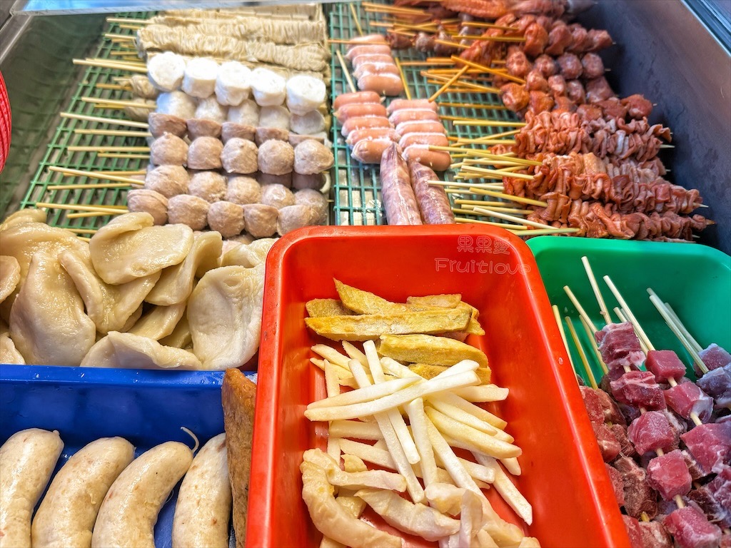 台中沙鹿｜五百碳烤雞排：鐵皮屋裡的傳統碳火美味，香酥雞排與唰嘴甜不辣！ @果果愛Fruitlove