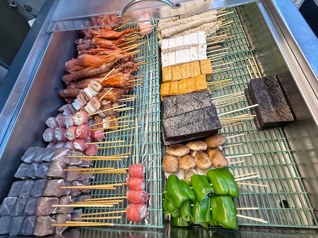 台中沙鹿｜五百碳烤雞排：鐵皮屋裡的傳統碳火美味，香酥雞排與唰嘴甜不辣！ @果果愛Fruitlove