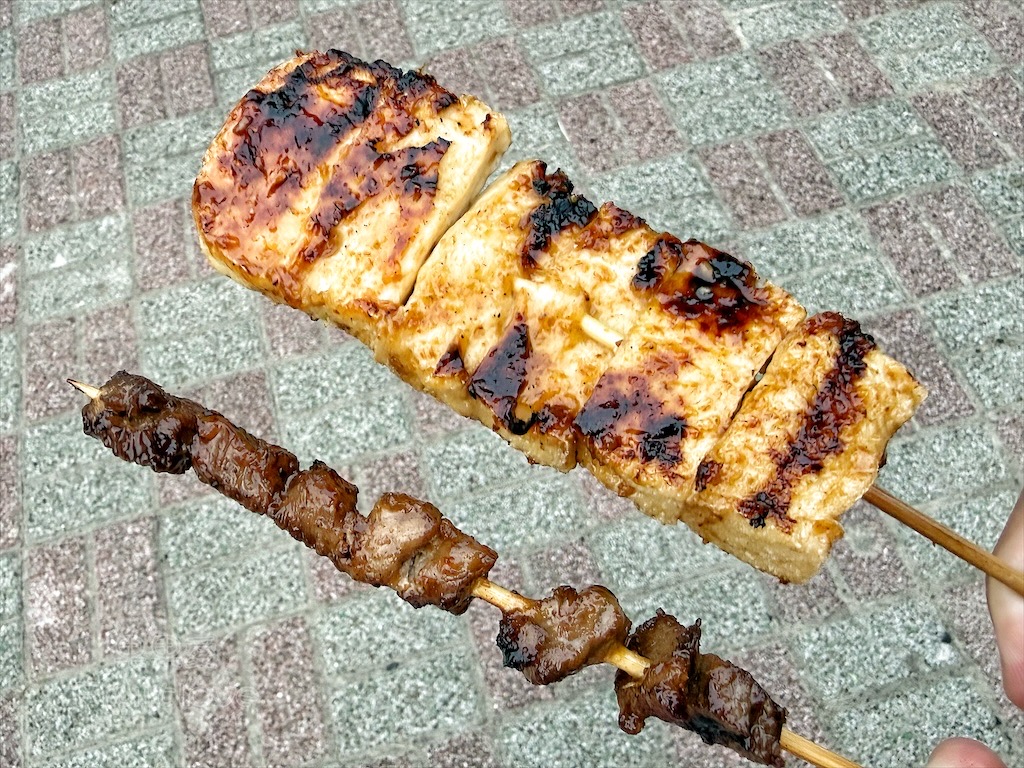 台中沙鹿｜五百碳烤雞排：鐵皮屋裡的傳統碳火美味，香酥雞排與唰嘴甜不辣！ @果果愛Fruitlove