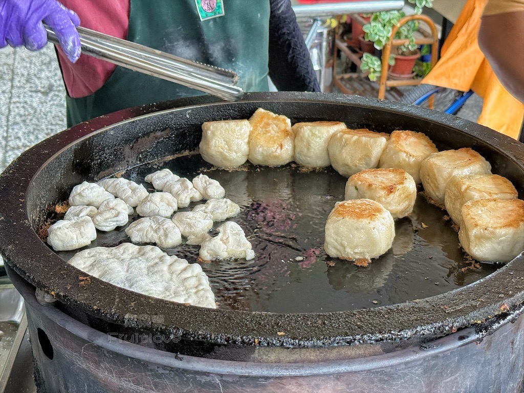 台中南區｜高工路素食水煎包早餐：銅板美食水煎包，煎到金黃焦香Q軟的餅皮，內餡高麗菜很脆口 @果果愛Fruitlove