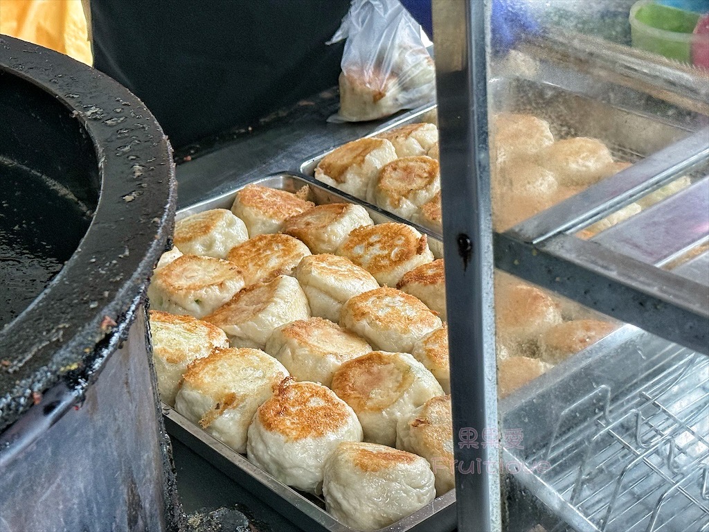 台中南區｜高工路素食水煎包早餐：銅板美食水煎包，煎到金黃焦香Q軟的餅皮，內餡高麗菜很脆口 @果果愛Fruitlove