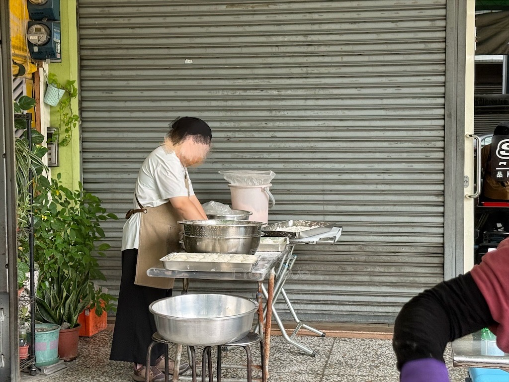 台中南區|高工路素食水煎包早餐:銅板美食水煎包,煎到金黃焦香Q軟的餅皮,內餡高麗菜很脆口 @果果愛Fruitlove 台中南區|高工路素食水煎包早餐:銅板美食水煎包,煎到金黃焦香Q軟的餅皮,內餡高麗菜很脆口 @果果愛Fruitlove