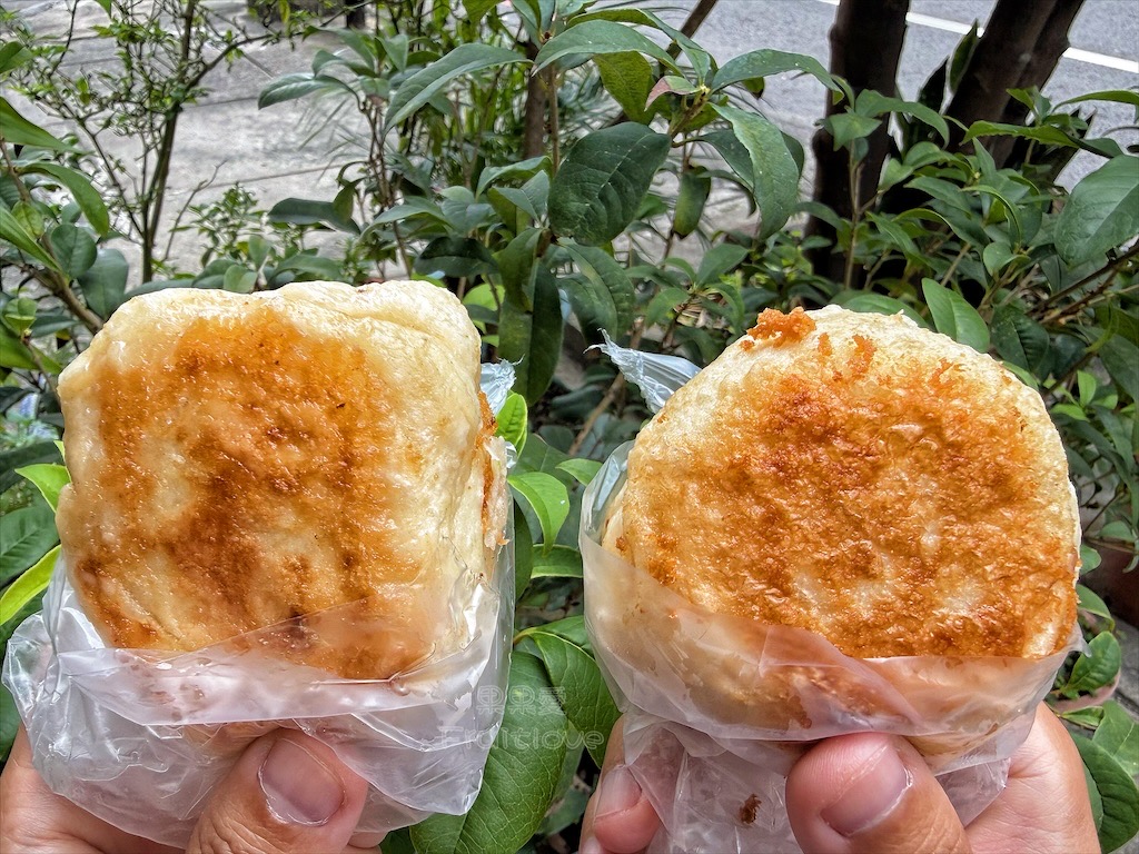 台中南區|高工路素食水煎包早餐:銅板美食水煎包,煎到金黃焦香Q軟的餅皮,內餡高麗菜很脆口 @果果愛Fruitlove 台中南區|高工路素食水煎包早餐:銅板美食水煎包,煎到金黃焦香Q軟的餅皮,內餡高麗菜很脆口 @果果愛Fruitlove