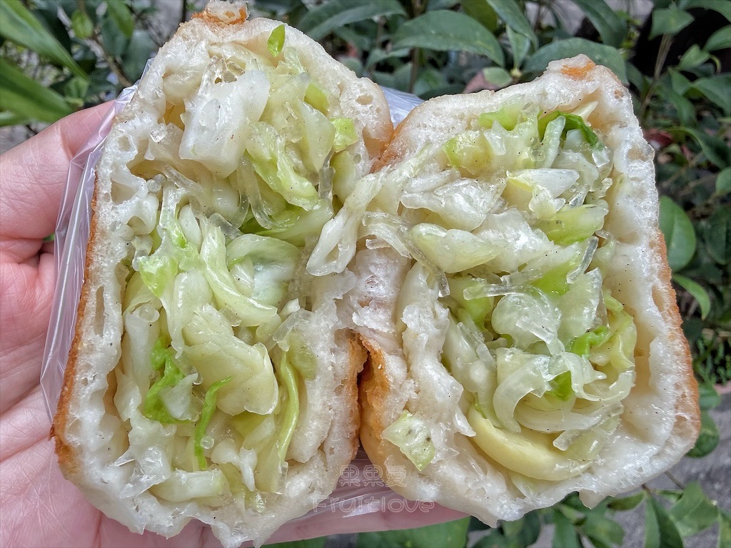 台中南區|高工路素食水煎包早餐:銅板美食水煎包,煎到金黃焦香Q軟的餅皮,內餡高麗菜很脆口 @果果愛Fruitlove 台中南區|高工路素食水煎包早餐:銅板美食水煎包,煎到金黃焦香Q軟的餅皮,內餡高麗菜很脆口 @果果愛Fruitlove