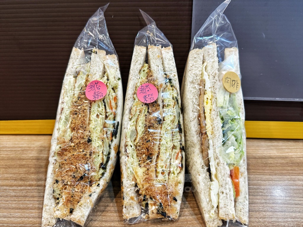 彰化早餐｜三豆二麥：Q軟蓮藕蛋餅和鮪魚玉米或是皮蛋的組合，讓我們很喜歡 @果果愛Fruitlove