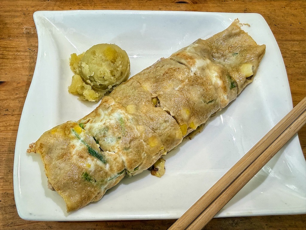 彰化早餐｜三豆二麥：Q軟蓮藕蛋餅和鮪魚玉米或是皮蛋的組合，讓我們很喜歡 @果果愛Fruitlove