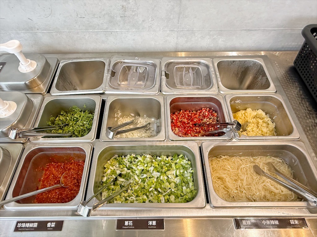 南投鹿谷火鍋｜雞王涮涮鍋鹿芝谷店：手切冷藏文昌雞、金雞元寶盛器，享受美味的同時，滿額送鹿芝谷生態園區門票 @果果愛Fruitlove