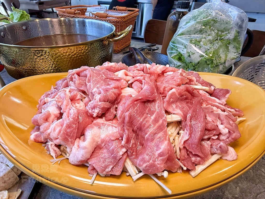 南投鹿谷火鍋｜雞王涮涮鍋鹿芝谷店：手切冷藏文昌雞、金雞元寶盛器，享受美味的同時，滿額送鹿芝谷生態園區門票 @果果愛Fruitlove