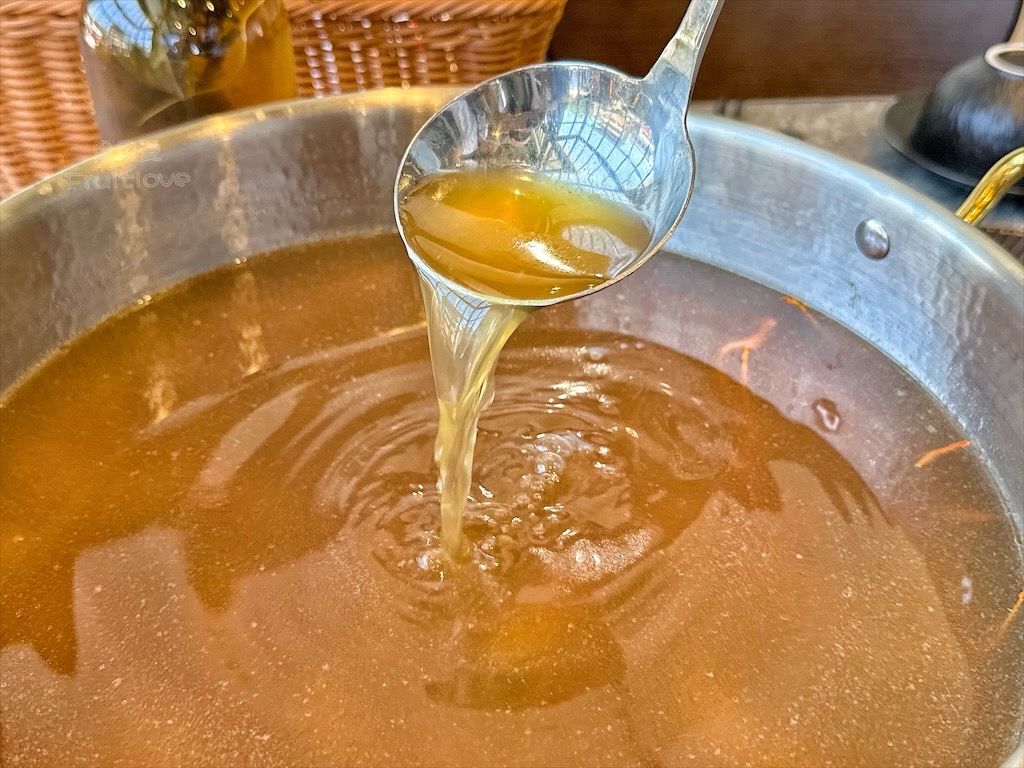 南投鹿谷火鍋｜雞王涮涮鍋鹿芝谷店：手切冷藏文昌雞、金雞元寶盛器，享受美味的同時，滿額送鹿芝谷生態園區門票 @果果愛Fruitlove