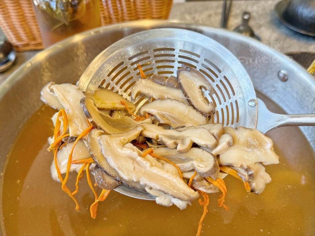 南投鹿谷火鍋｜雞王涮涮鍋鹿芝谷店：手切冷藏文昌雞、金雞元寶盛器，享受美味的同時，滿額送鹿芝谷生態園區門票 @果果愛Fruitlove