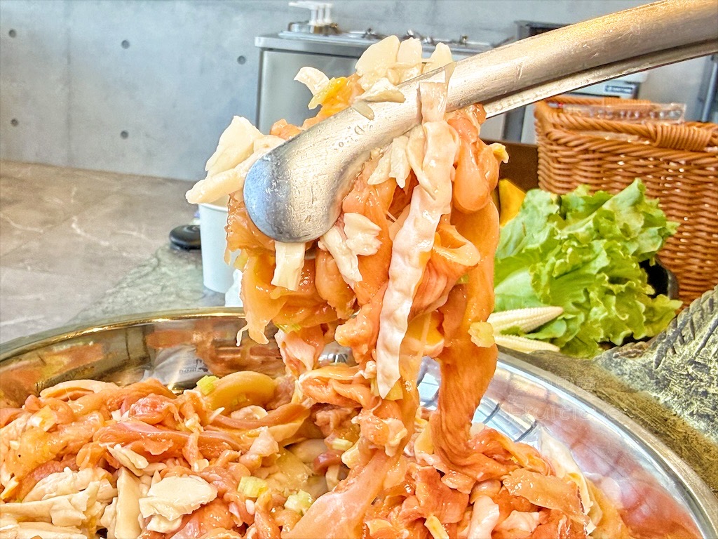 南投鹿谷火鍋｜雞王涮涮鍋鹿芝谷店：手切冷藏文昌雞、金雞元寶盛器，享受美味的同時，滿額送鹿芝谷生態園區門票 @果果愛Fruitlove