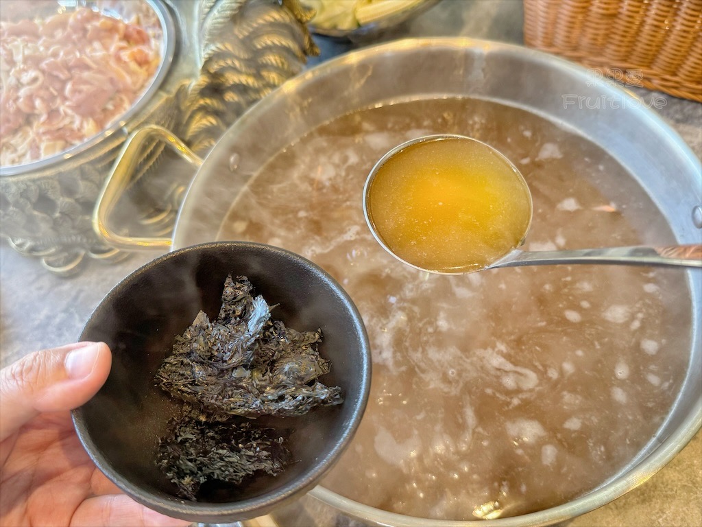 南投鹿谷火鍋｜雞王涮涮鍋鹿芝谷店：手切冷藏文昌雞、金雞元寶盛器，享受美味的同時，滿額送鹿芝谷生態園區門票 @果果愛Fruitlove