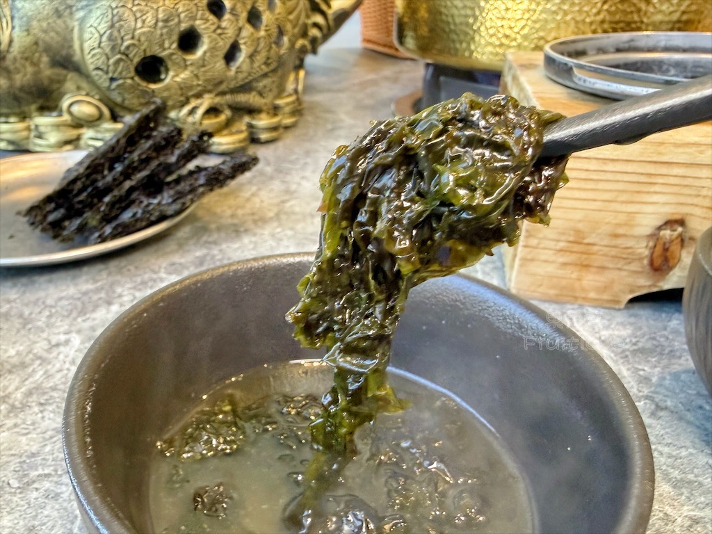 南投鹿谷火鍋｜雞王涮涮鍋鹿芝谷店：手切冷藏文昌雞、金雞元寶盛器，享受美味的同時，滿額送鹿芝谷生態園區門票 @果果愛Fruitlove