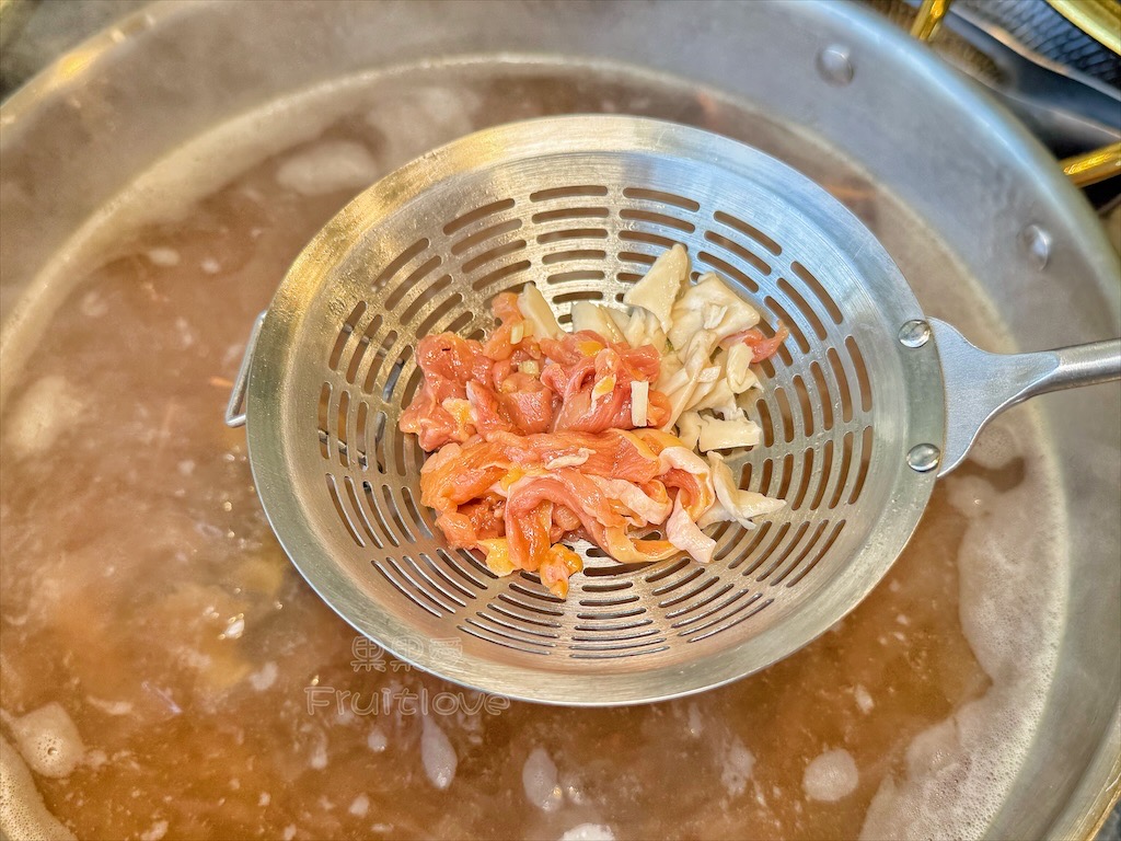 南投鹿谷火鍋｜雞王涮涮鍋鹿芝谷店：手切冷藏文昌雞、金雞元寶盛器，享受美味的同時，滿額送鹿芝谷生態園區門票 @果果愛Fruitlove