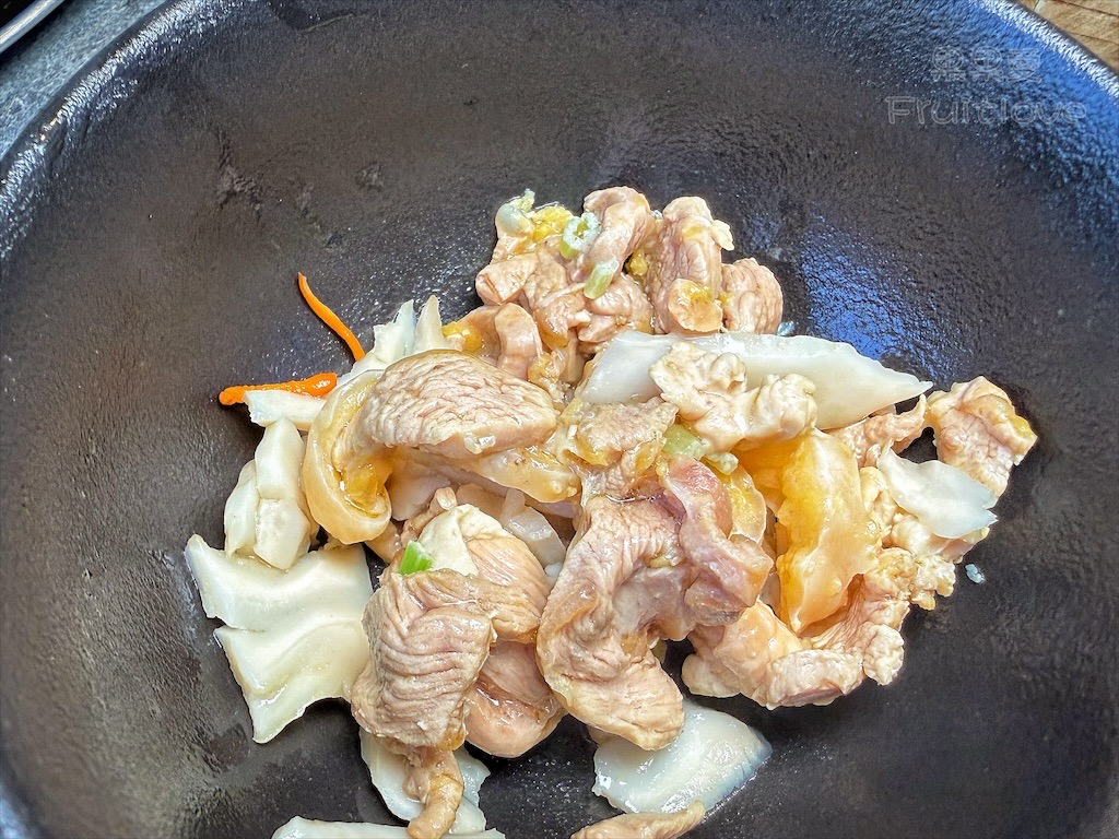 南投鹿谷火鍋｜雞王涮涮鍋鹿芝谷店：手切冷藏文昌雞、金雞元寶盛器，享受美味的同時，滿額送鹿芝谷生態園區門票 @果果愛Fruitlove