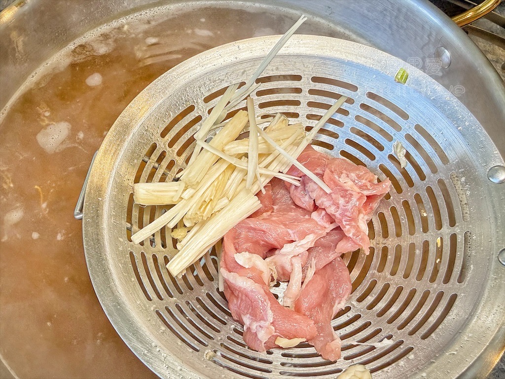 南投鹿谷火鍋｜雞王涮涮鍋鹿芝谷店：手切冷藏文昌雞、金雞元寶盛器，享受美味的同時，滿額送鹿芝谷生態園區門票 @果果愛Fruitlove
