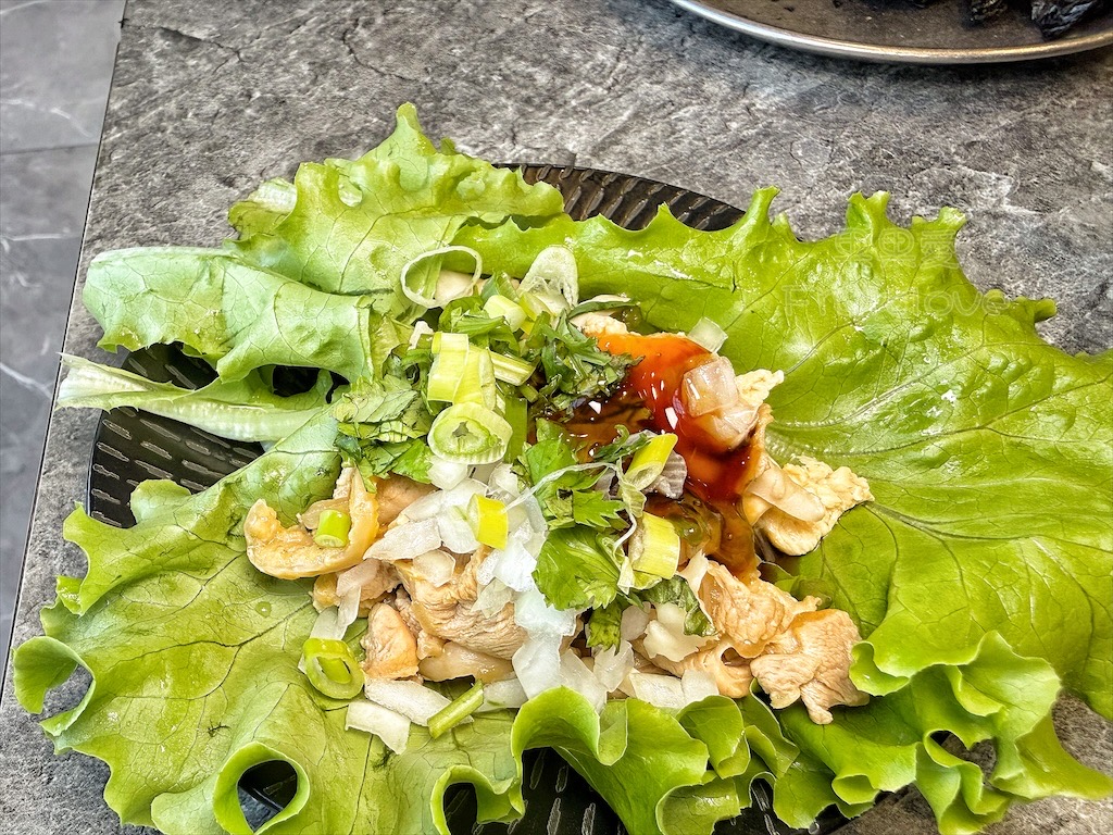 南投鹿谷火鍋｜雞王涮涮鍋鹿芝谷店：手切冷藏文昌雞、金雞元寶盛器，享受美味的同時，滿額送鹿芝谷生態園區門票 @果果愛Fruitlove