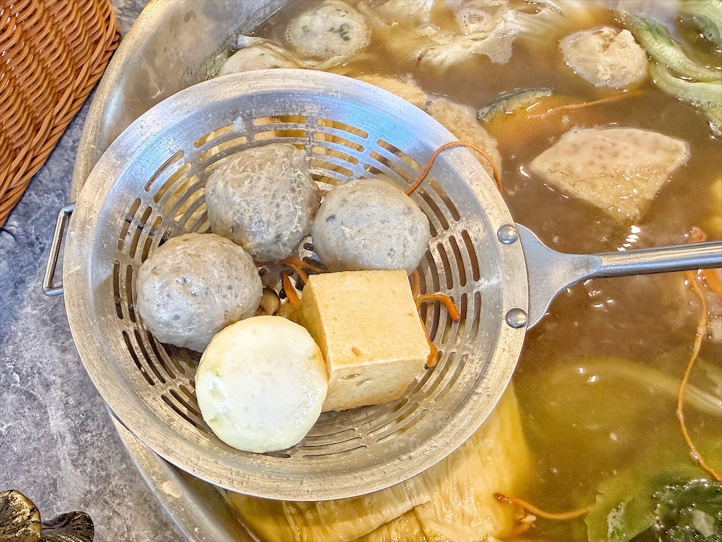 南投鹿谷火鍋｜雞王涮涮鍋鹿芝谷店：手切冷藏文昌雞、金雞元寶盛器，享受美味的同時，滿額送鹿芝谷生態園區門票 @果果愛Fruitlove