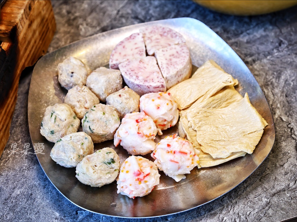 南投鹿谷火鍋｜雞王涮涮鍋鹿芝谷店：手切冷藏文昌雞、金雞元寶盛器，享受美味的同時，滿額送鹿芝谷生態園區門票 @果果愛Fruitlove