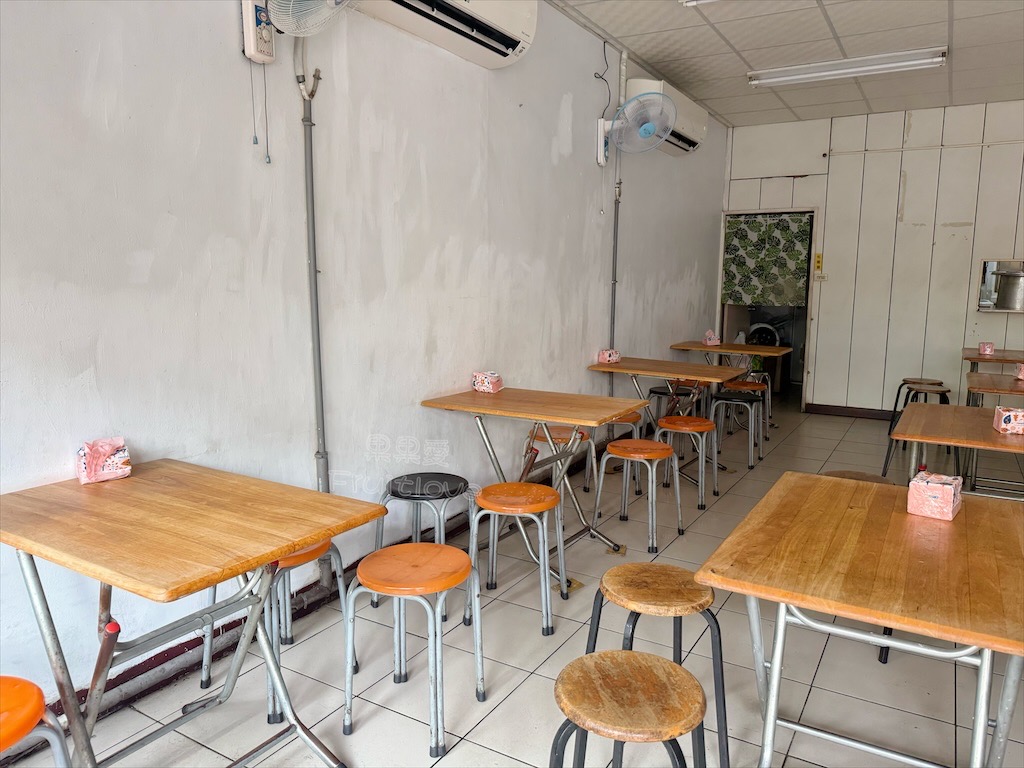台中沙鹿｜大頭麵麵：人氣爆棚的靜宜商圈美食，牛肉麵、炸醬麵、鮮蝦餛飩麵都很推薦，排隊也要吃！ @果果愛Fruitlove