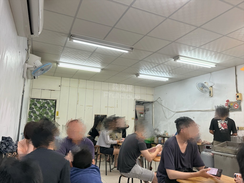 台中沙鹿｜大頭麵麵：人氣爆棚的靜宜商圈美食，牛肉麵、炸醬麵、鮮蝦餛飩麵都很推薦，排隊也要吃！ @果果愛Fruitlove