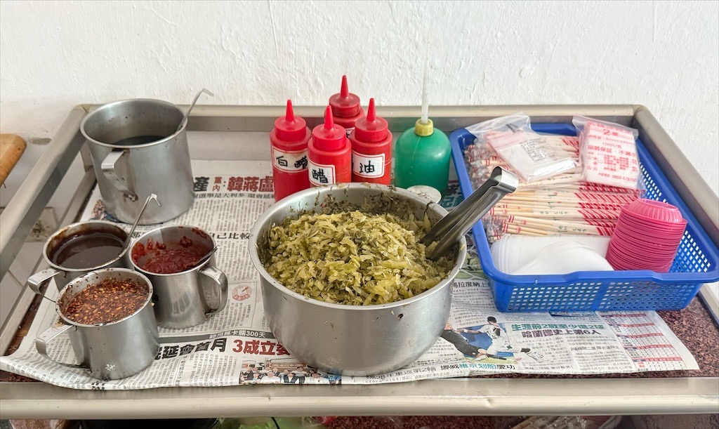 台中沙鹿｜大頭麵麵：人氣爆棚的靜宜商圈美食，牛肉麵、炸醬麵、鮮蝦餛飩麵都很推薦，排隊也要吃！ @果果愛Fruitlove