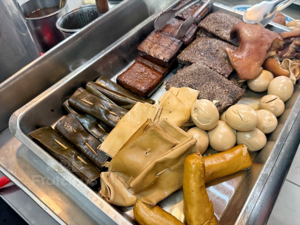 台中沙鹿｜大頭麵麵：人氣爆棚的靜宜商圈美食，牛肉麵、炸醬麵、鮮蝦餛飩麵都很推薦，排隊也要吃！ @果果愛Fruitlove