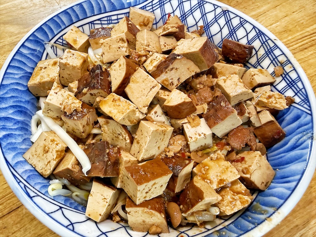 台中沙鹿｜大頭麵麵：人氣爆棚的靜宜商圈美食，牛肉麵、炸醬麵、鮮蝦餛飩麵都很推薦，排隊也要吃！ @果果愛Fruitlove
