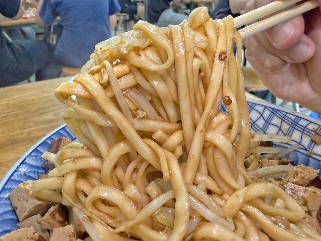 台中沙鹿｜大頭麵麵：人氣爆棚的靜宜商圈美食，牛肉麵、炸醬麵、鮮蝦餛飩麵都很推薦，排隊也要吃！ @果果愛Fruitlove