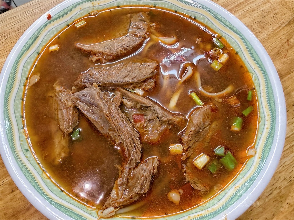 台中沙鹿｜大頭麵麵：人氣爆棚的靜宜商圈美食，牛肉麵、炸醬麵、鮮蝦餛飩麵都很推薦，排隊也要吃！ @果果愛Fruitlove