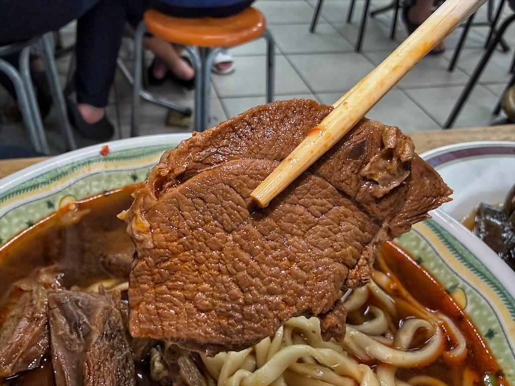 台中沙鹿｜大頭麵麵：人氣爆棚的靜宜商圈美食，牛肉麵、炸醬麵、鮮蝦餛飩麵都很推薦，排隊也要吃！ @果果愛Fruitlove