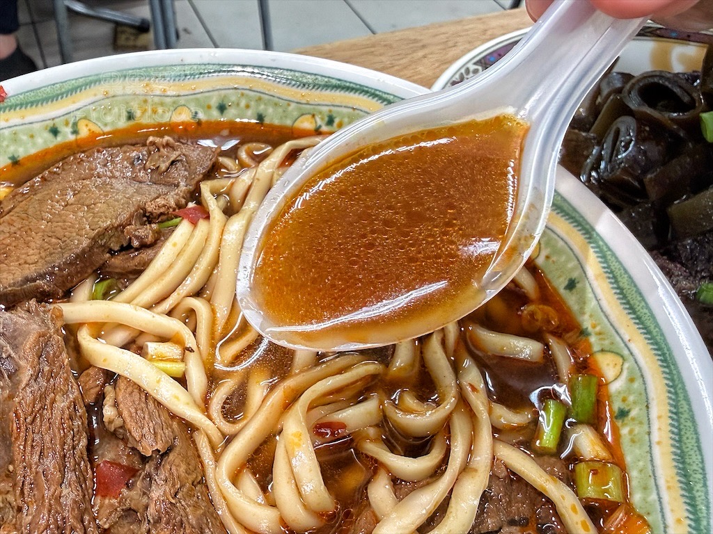 台中沙鹿｜大頭麵麵：人氣爆棚的靜宜商圈美食，牛肉麵、炸醬麵、鮮蝦餛飩麵都很推薦，排隊也要吃！ @果果愛Fruitlove