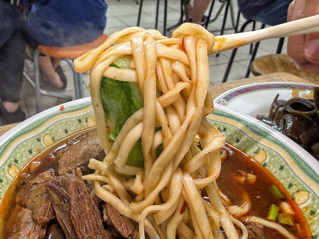 台中沙鹿｜大頭麵麵：人氣爆棚的靜宜商圈美食，牛肉麵、炸醬麵、鮮蝦餛飩麵都很推薦，排隊也要吃！ @果果愛Fruitlove