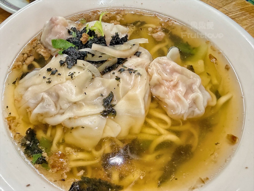 台中沙鹿｜大頭麵麵：人氣爆棚的靜宜商圈美食，牛肉麵、炸醬麵、鮮蝦餛飩麵都很推薦，排隊也要吃！ @果果愛Fruitlove