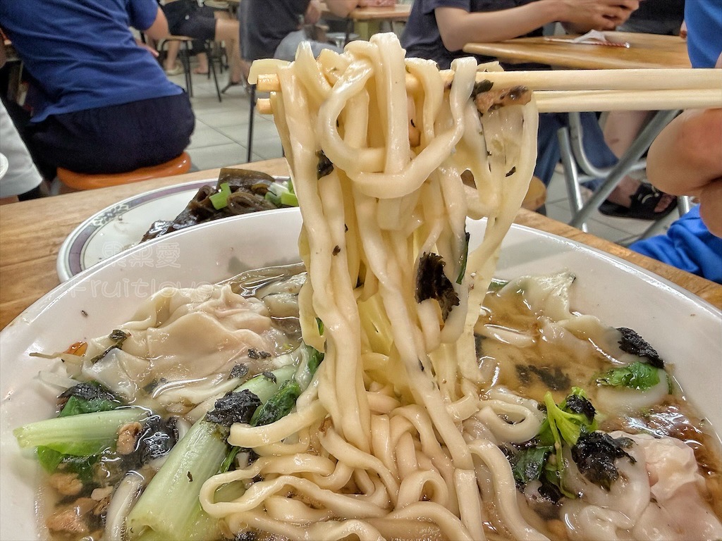 台中沙鹿｜大頭麵麵：人氣爆棚的靜宜商圈美食，牛肉麵、炸醬麵、鮮蝦餛飩麵都很推薦，排隊也要吃！ @果果愛Fruitlove