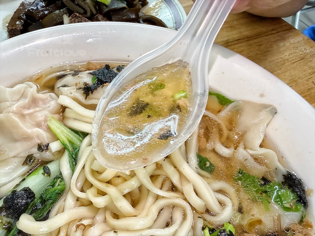 台中沙鹿｜大頭麵麵：人氣爆棚的靜宜商圈美食，牛肉麵、炸醬麵、鮮蝦餛飩麵都很推薦，排隊也要吃！ @果果愛Fruitlove