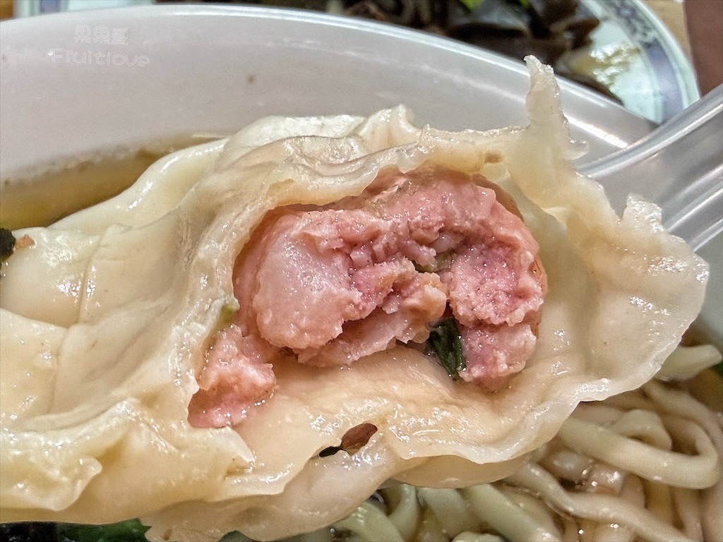 台中沙鹿｜大頭麵麵：人氣爆棚的靜宜商圈美食，牛肉麵、炸醬麵、鮮蝦餛飩麵都很推薦，排隊也要吃！ @果果愛Fruitlove
