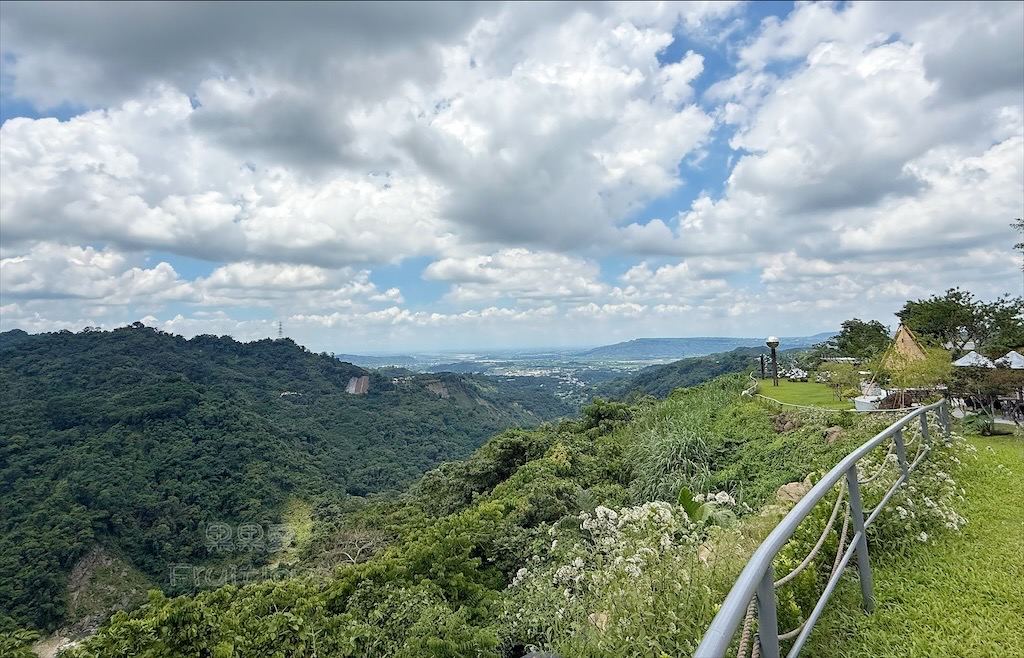 南投鹿谷親子景點｜鹿芝谷生態景觀園區：水豚、浣熊療癒系萌寵互動，山巒景色讓人感到美不勝收 @果果愛Fruitlove