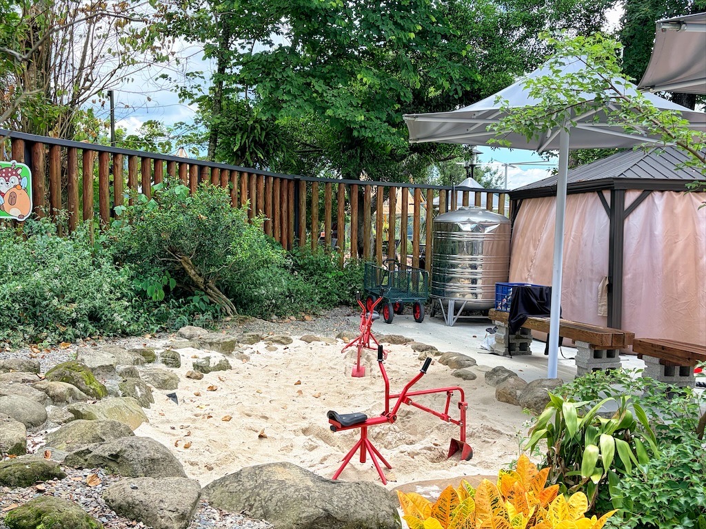南投鹿谷親子景點｜鹿芝谷生態景觀園區：水豚、浣熊療癒系萌寵互動，山巒景色讓人感到美不勝收 @果果愛Fruitlove