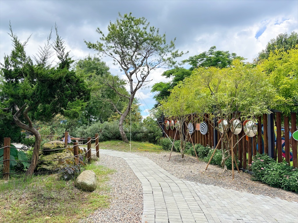 南投鹿谷親子景點｜鹿芝谷生態景觀園區：水豚、浣熊療癒系萌寵互動，山巒景色讓人感到美不勝收 @果果愛Fruitlove
