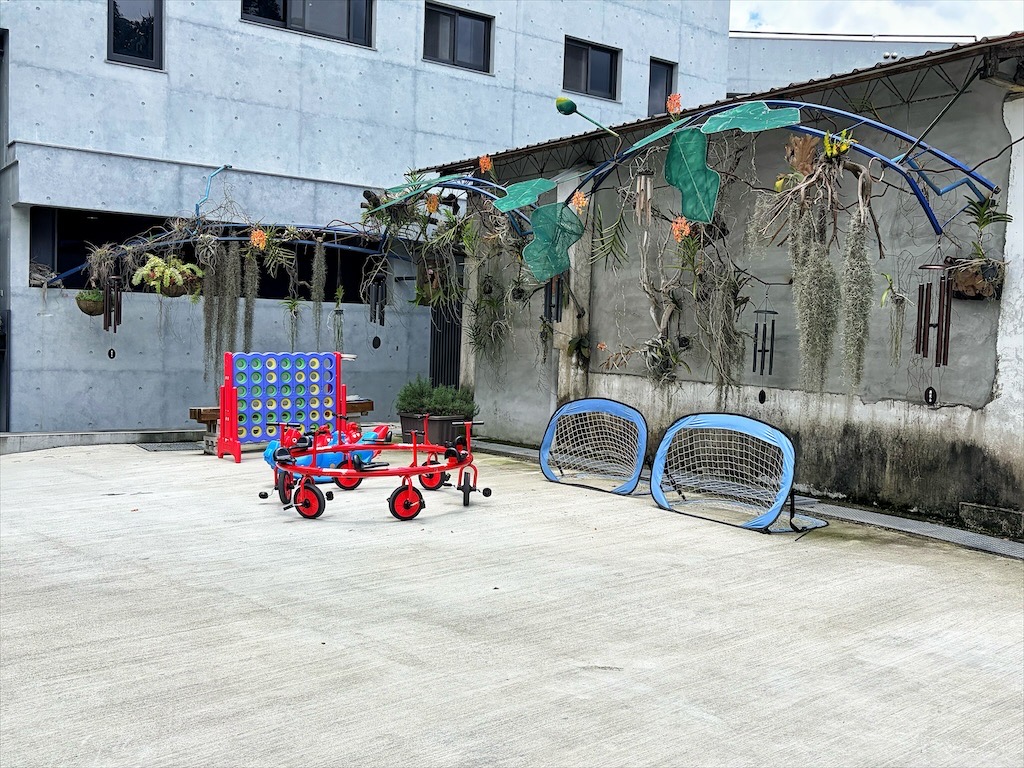 南投鹿谷親子景點｜鹿芝谷生態景觀園區：水豚、浣熊療癒系萌寵互動，山巒景色讓人感到美不勝收 @果果愛Fruitlove