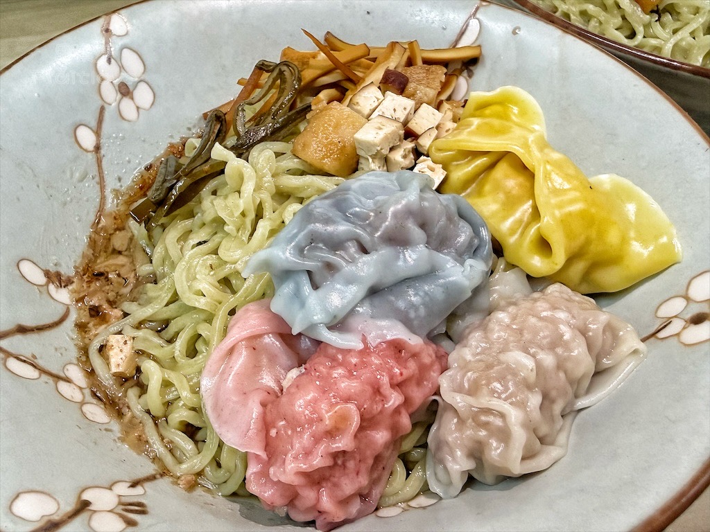 台中清水｜潮州手工製作餛飩麵：繽紛手工餛飩，Q彈蔬菜麵，香濃麻醬麵，在地老味道必嚐！ @果果愛Fruitlove