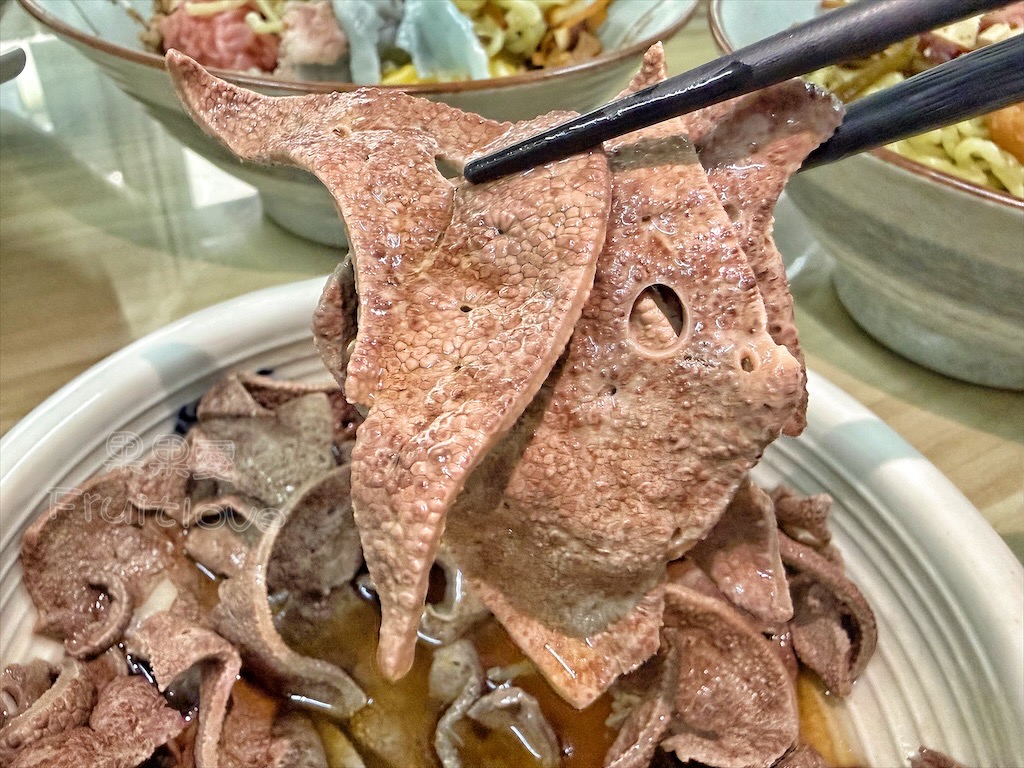 台中清水｜潮州手工製作餛飩麵：繽紛手工餛飩，Q彈蔬菜麵，香濃麻醬麵，在地老味道必嚐！ @果果愛Fruitlove