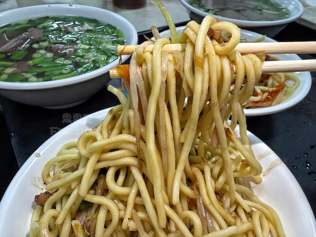 台中豐原｜康康豬豬血湯：在地人必吃超人氣早午餐，豬血湯滑嫩彈牙，炒麵搭配蔥辣醬超對味 @果果愛Fruitlove