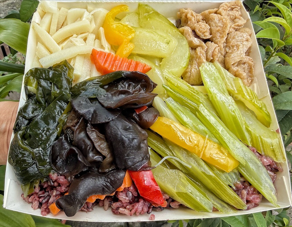 台中大里早午餐｜菩提素食便當：不起眼卻人潮絡繹不絕的素食便當店推薦，親切服務、豐富菜色、份量足 @果果愛Fruitlove